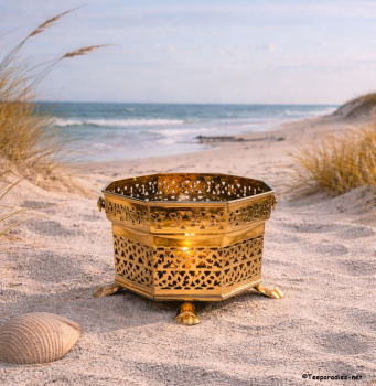 Ostfriesisches Stövchen, Messing hoch, rund, auf Fuß, mit Galerie und Durchbruch